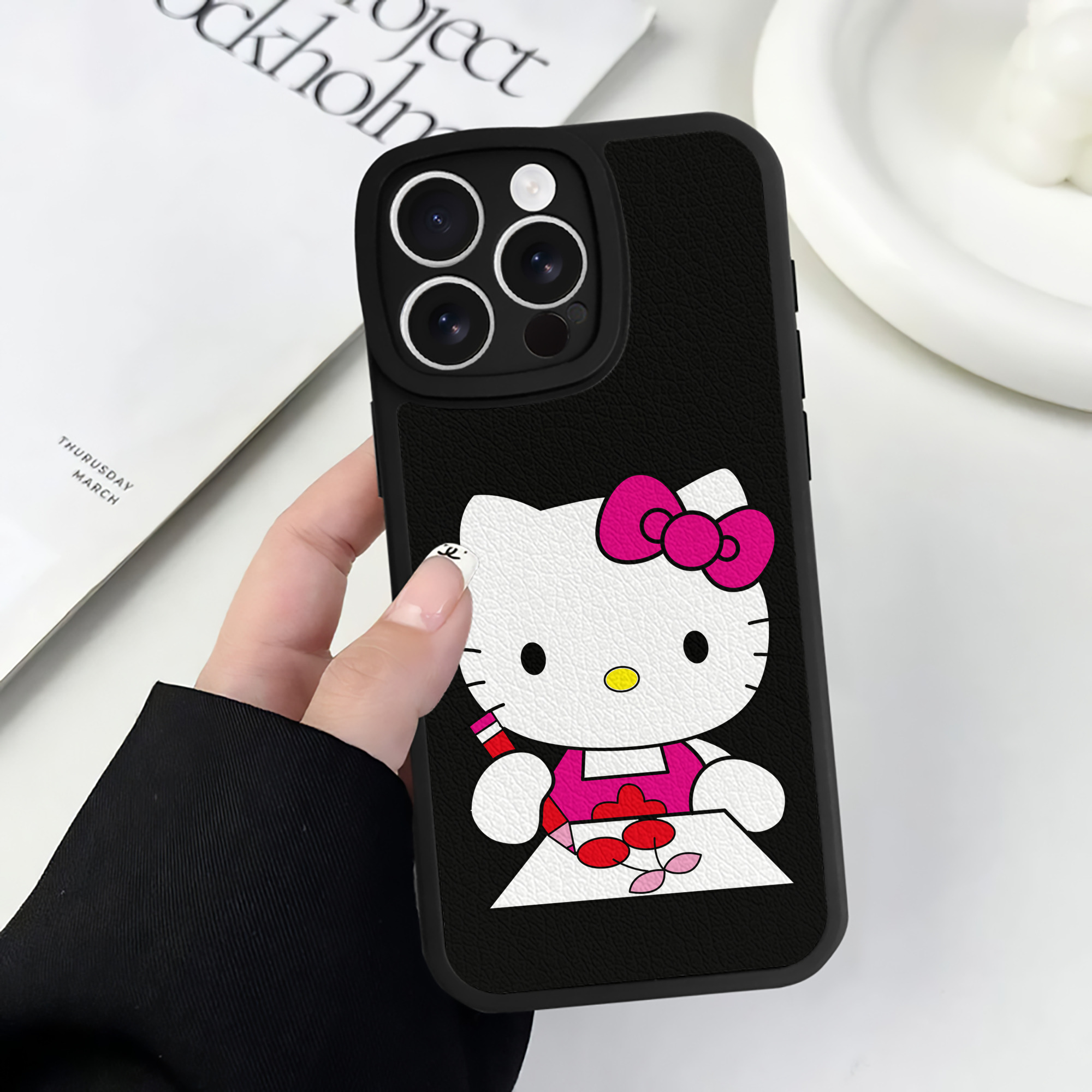 （画像用） Hello Kitty ハローキティ 【iPhone 16シリーズ対応】シリコンスマホケース（レザー調） 材質：シリコン